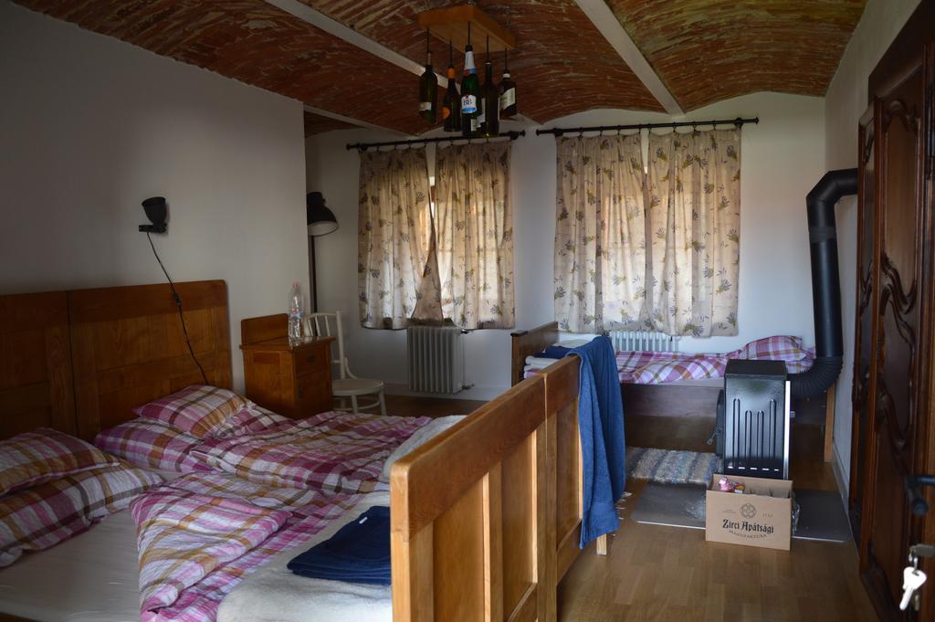 Bagolyvar Fogado- Ujfalusy Marton Vendeghaz Zirc Dış mekan fotoğraf
